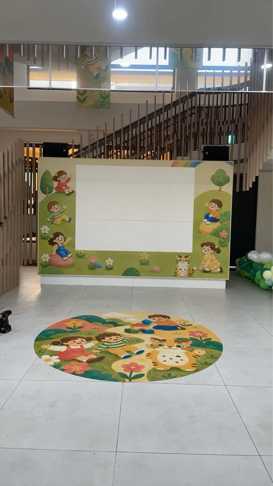 投影牆與入口地貼正面全景