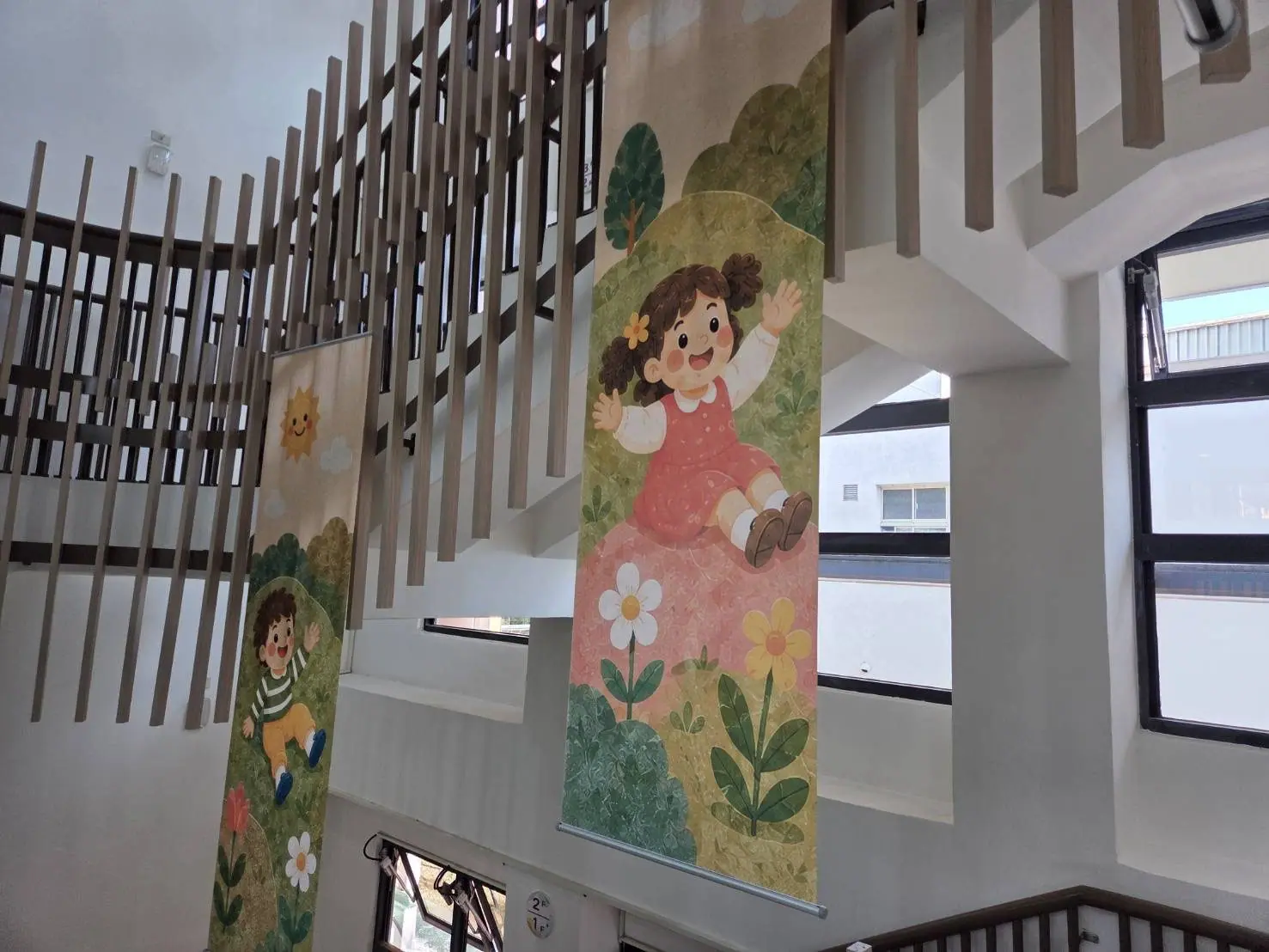 天井旗幟近景,插畫女孩角色細節