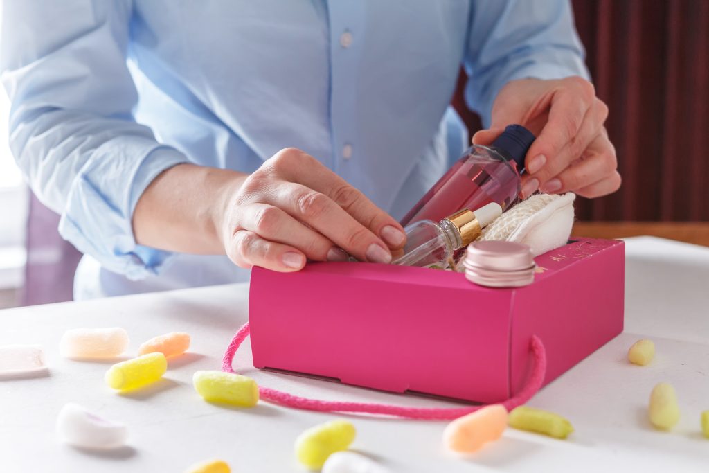 很多人以為品牌就是 Logo、名片和包裝設計，但這些其實只是品牌的「表層」。 真正的品牌，是存在於顧客心中的「整體印象」。—好心地文創