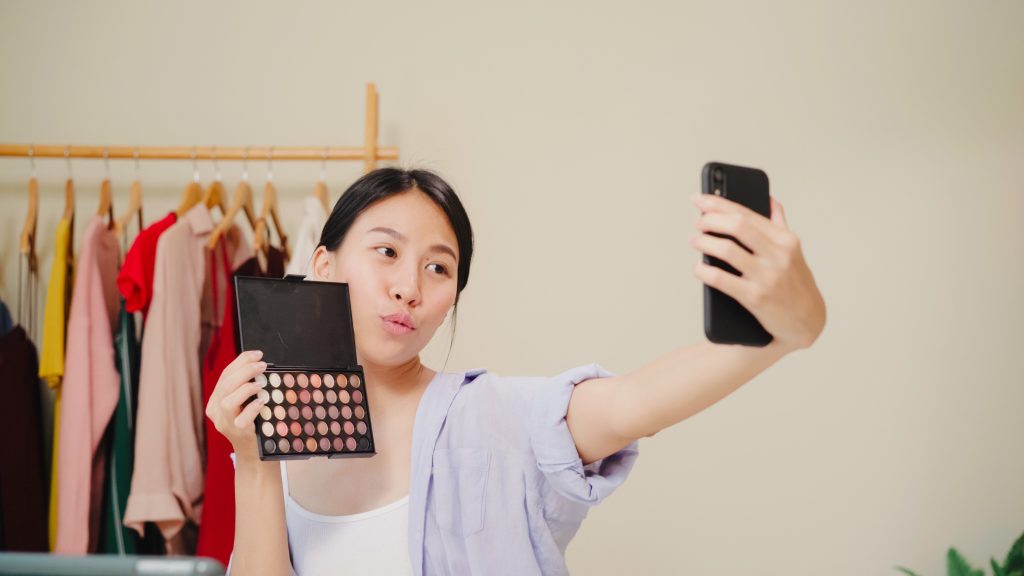 很多人覺得品牌只是包裝漂亮而已。 但其實品牌就像是你的無形資產，讓你的生意更容易經營。 在好心地文創服務過的客戶中，我們發現做好品牌至少有這 3 個好處：讓產品賣得更好、更貴、讓顧客變忠實粉絲、降低行銷成本 