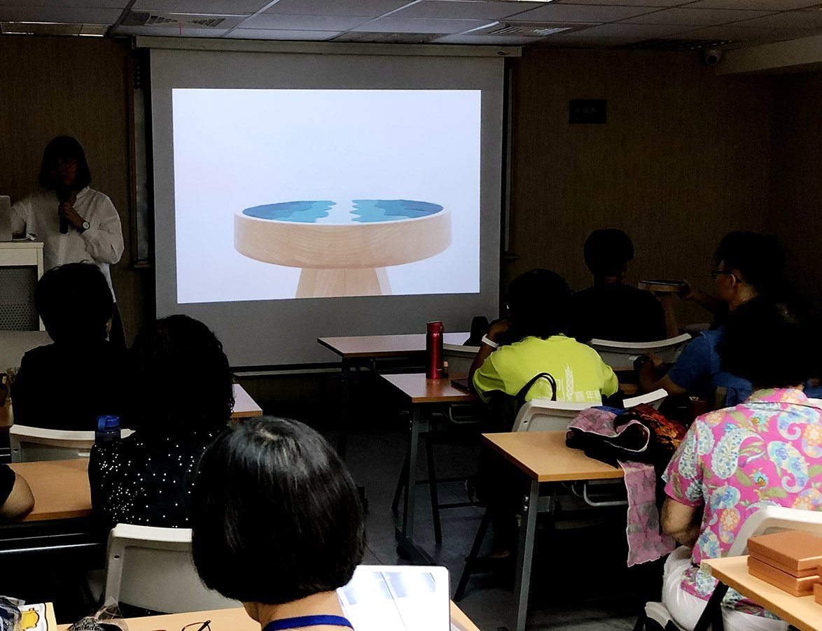 社區營造常使用當地植物染料的天然染色產品，展示永續工藝與本土文化結合的美學。