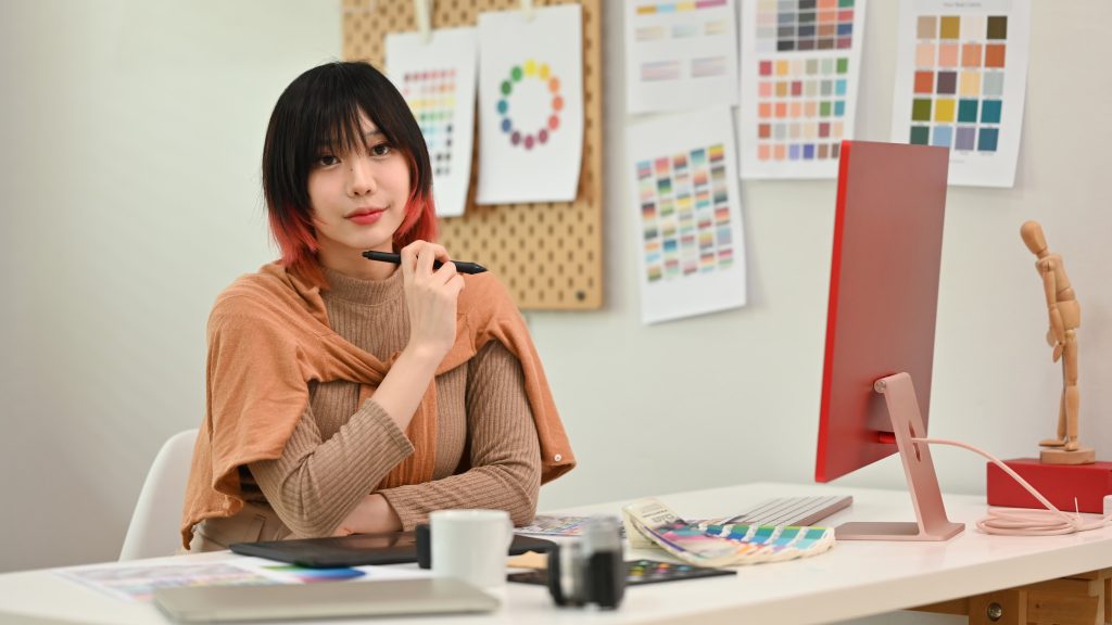 「品牌設計師平常到底在做什麼?」這可能是很多人都很好奇的問題。 其實,一個專業的品牌設計師就像是企業形象的建築師,需要同時具備規劃腦袋和設計巧手,從品牌策略到視覺呈現都要面面俱到。
