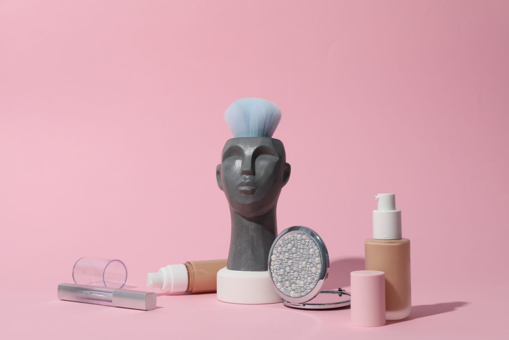 引爆社群討論：2025美妝品牌設計趨勢報告，3大風格打造高級感！