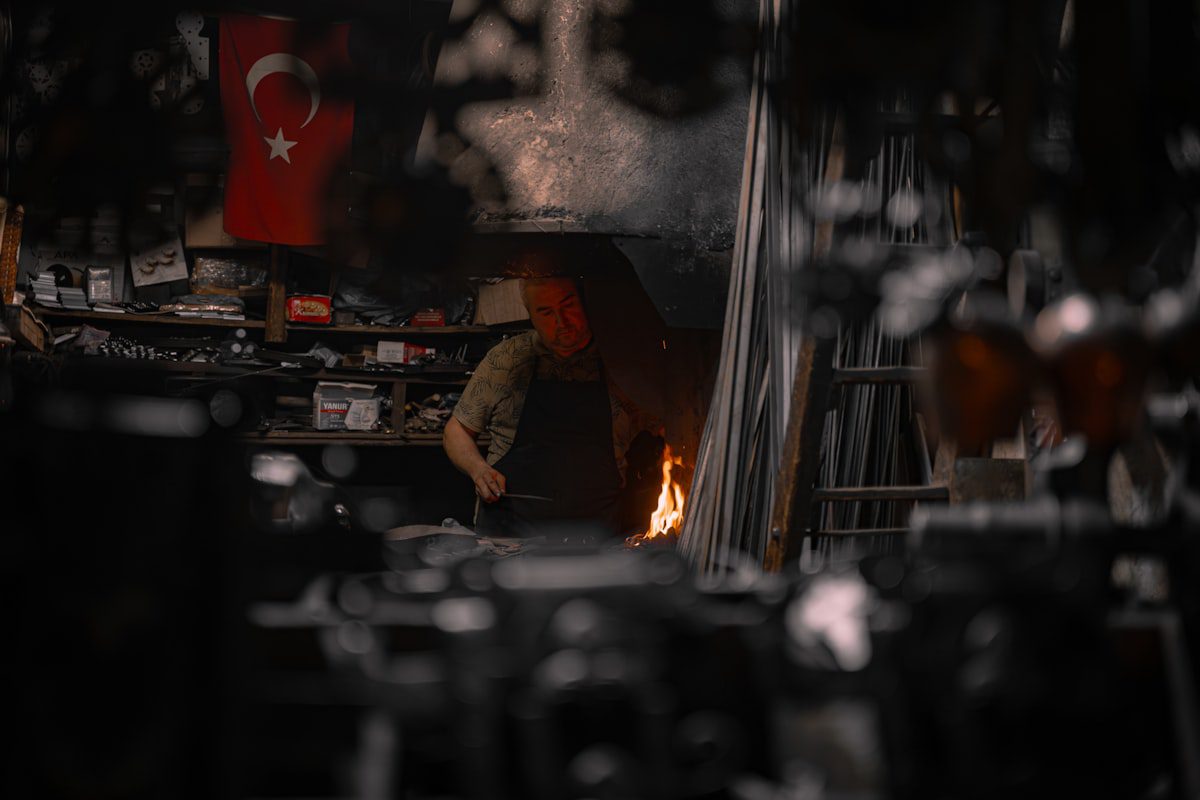 工藝師在工坊中以火焰進行鍛造，展現傳統手作工藝的家庭日記憶點