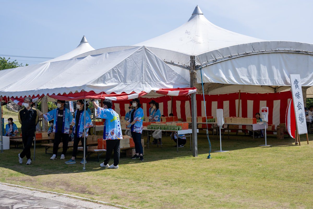 科技業員工在戶外帳篷前聚集，參與中科周邊永續主題企業家庭日活動