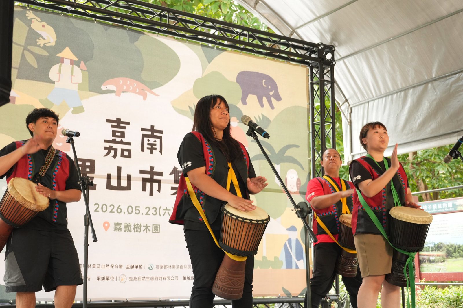 開幕表演團隊在市集主視覺背板前擊鼓演出