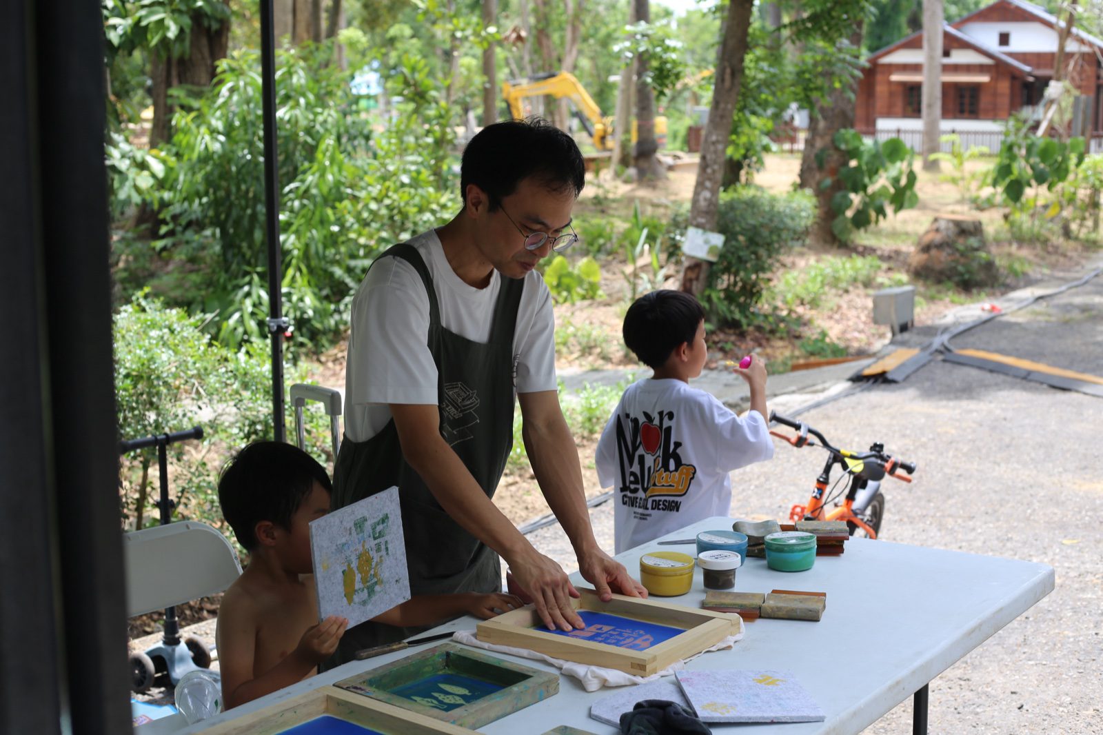 親子共同參與絹印DIY體驗活動，孩子操作絹印工具印製圖案