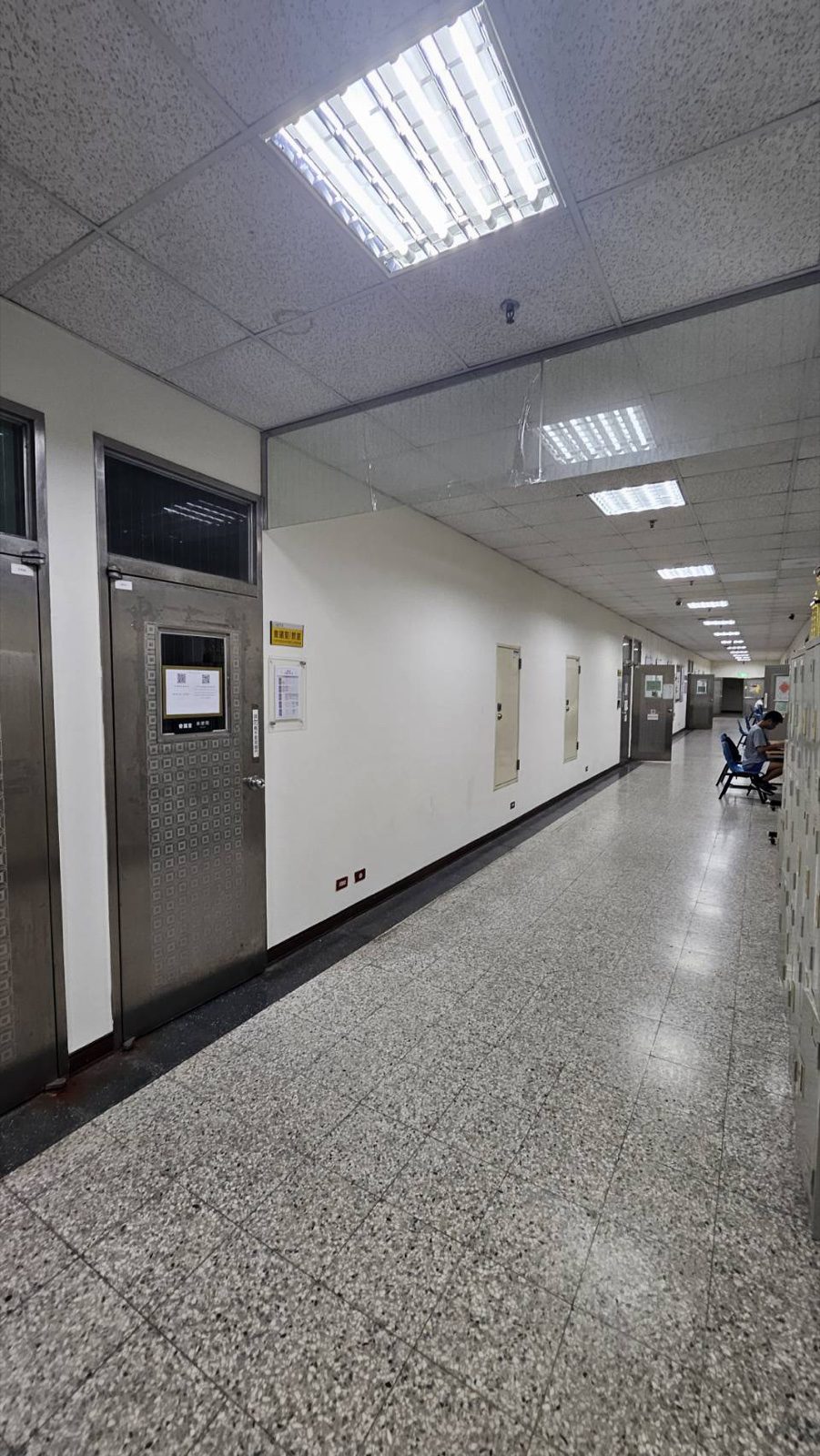 醫技系形象牆完工後走廊全景,DNA與試管圖形延伸至實驗室門口