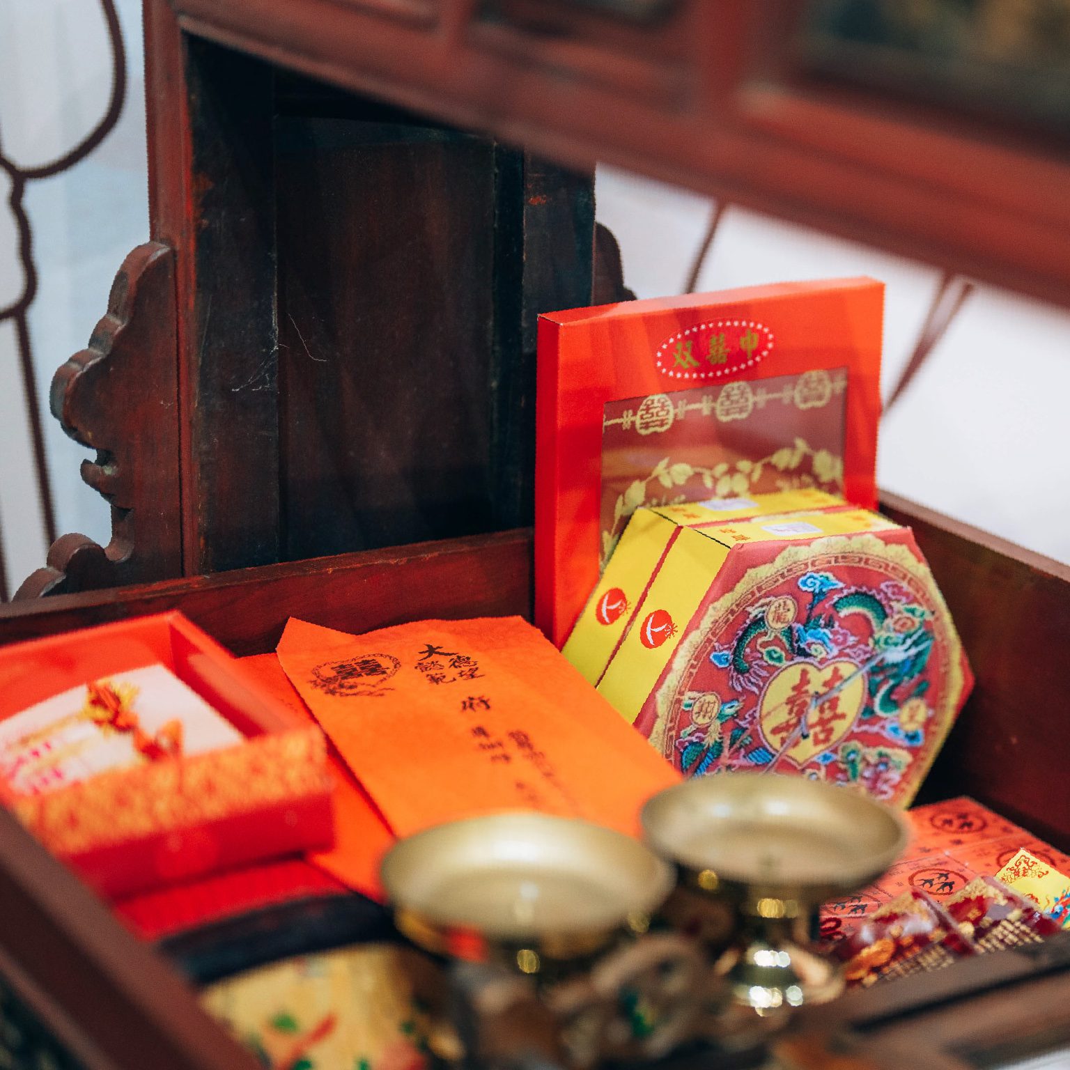 嫁妝禮盒與紅包袋等婚俗信物特寫