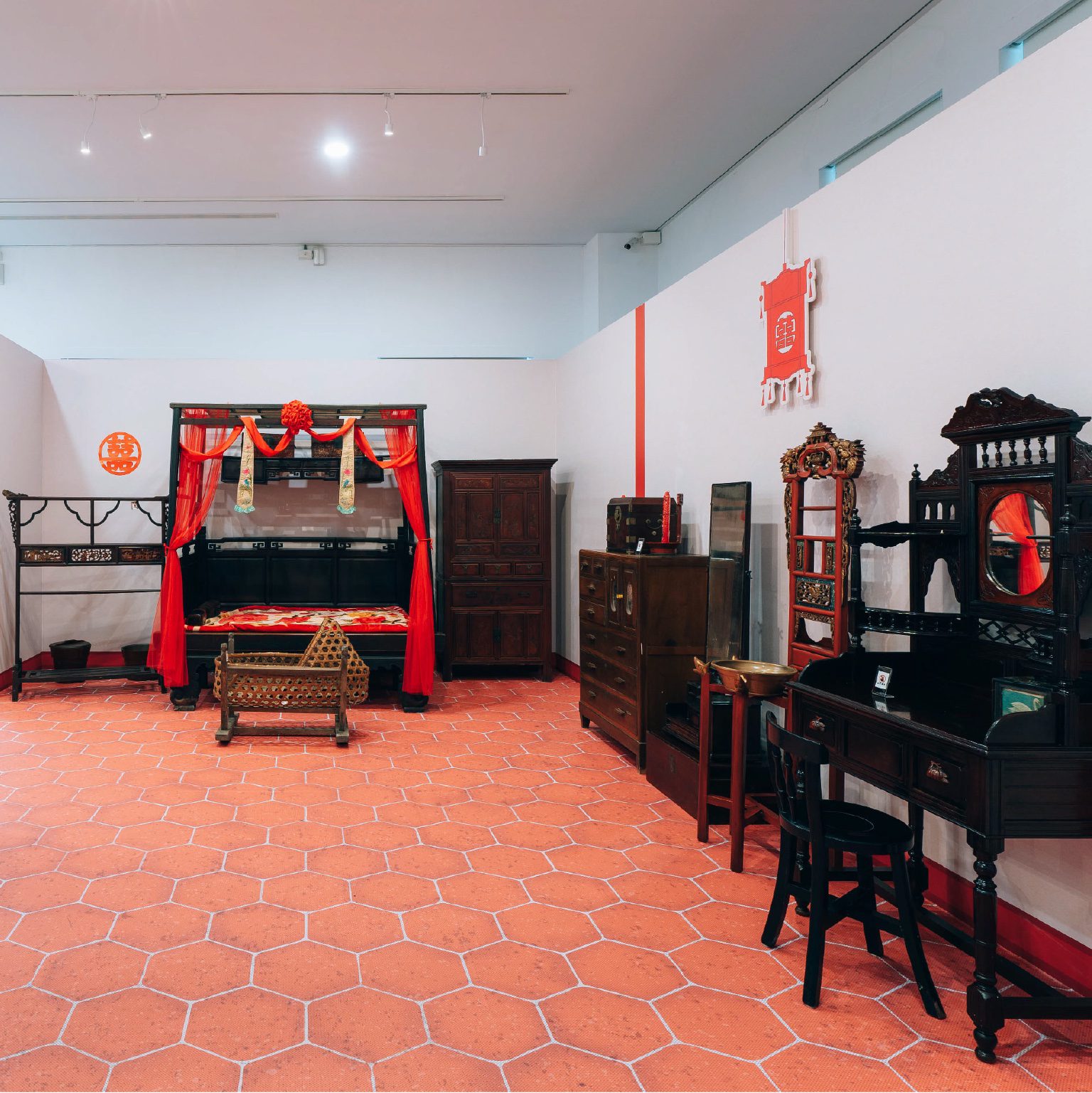 展場內嫁妝家具實物陳列,含婚床、衣櫃、化妝台等大溪木藝典藏