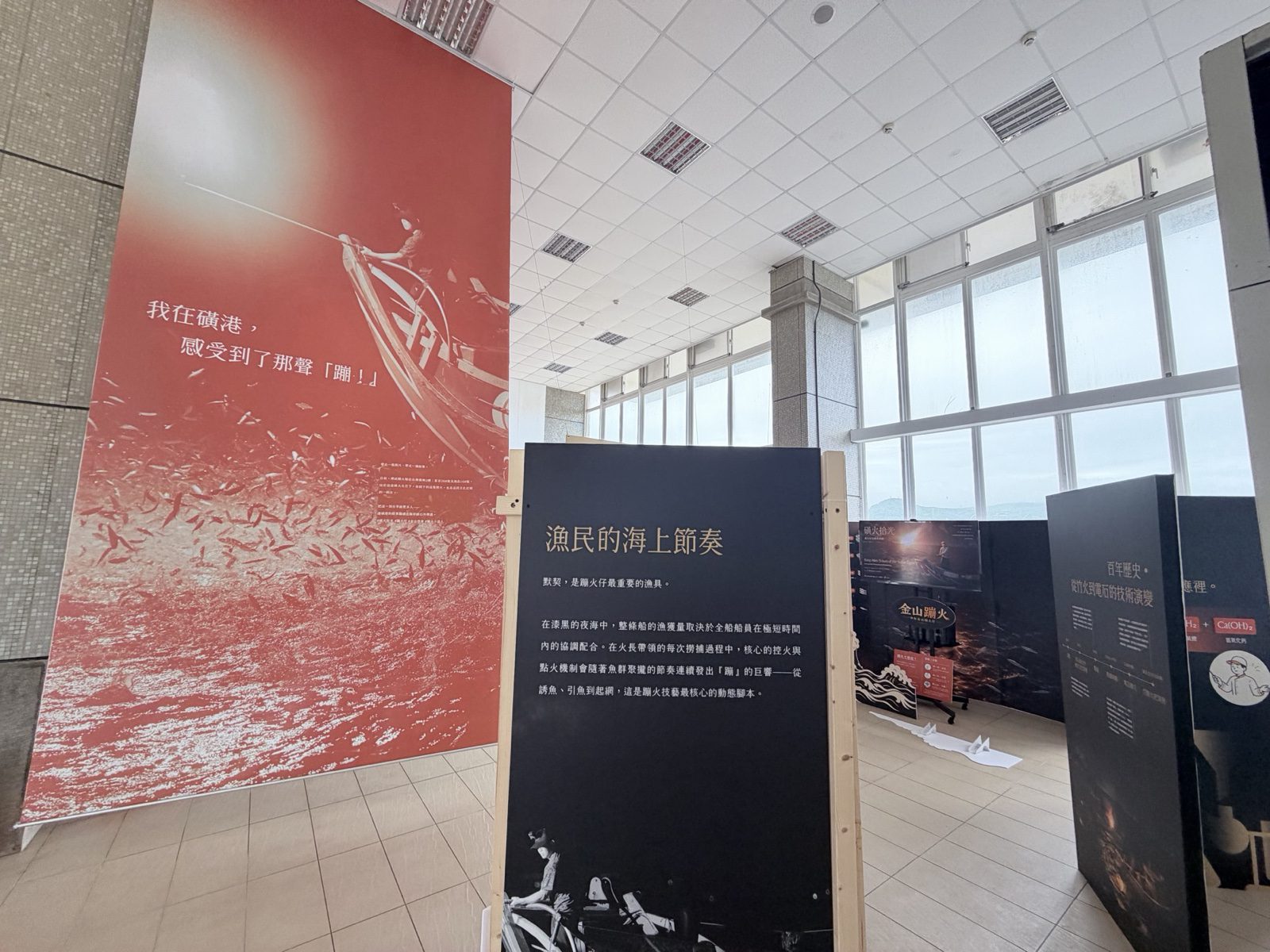 知識走廊展板動線全貌，多面「漁民的海上節奏」展板沿廊排列