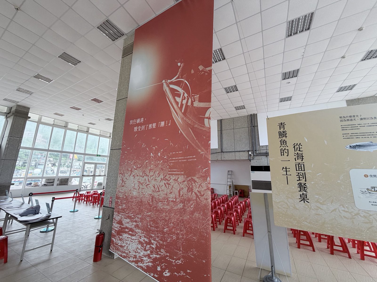 食育區「青鱗魚的一生：從海面到餐桌」展板，展場挑高空間與座椅區