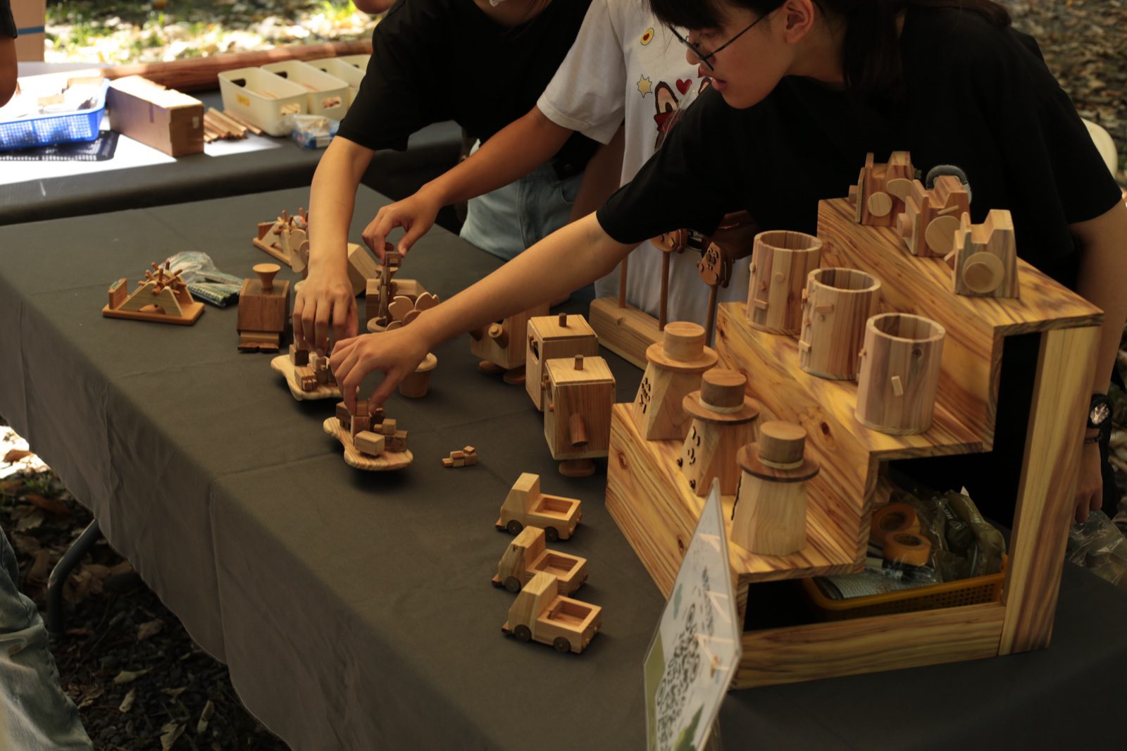 林間日和市現場實景，木作手工藝攤位商品展示