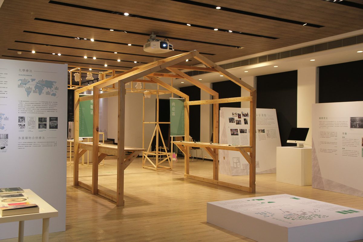 展場木構廊道近拍,病症區與檢驗區展示布幔