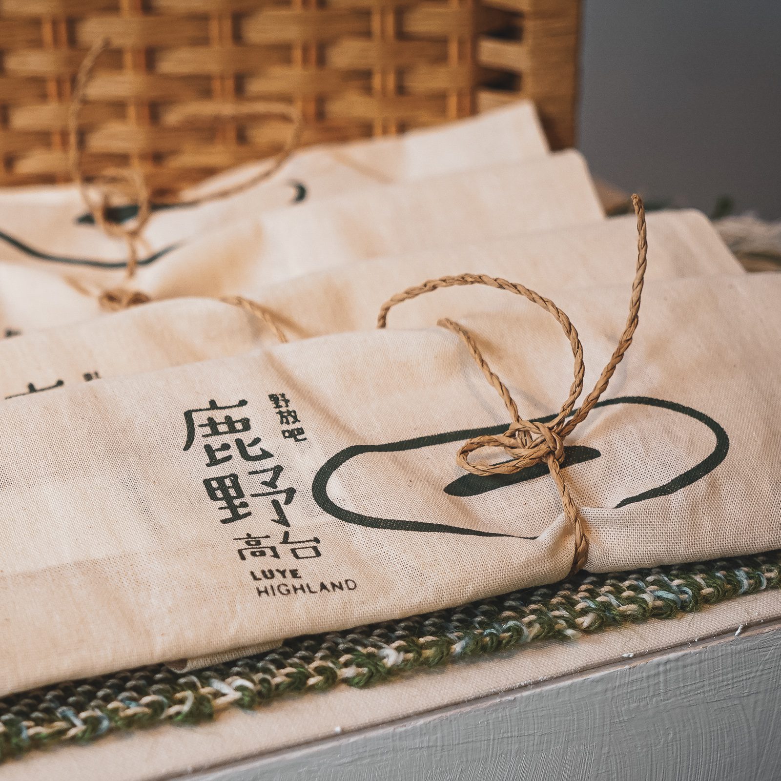 鹿野高台帆布提袋特寫，印有 LUYE HIGHLAND 識別圖騰