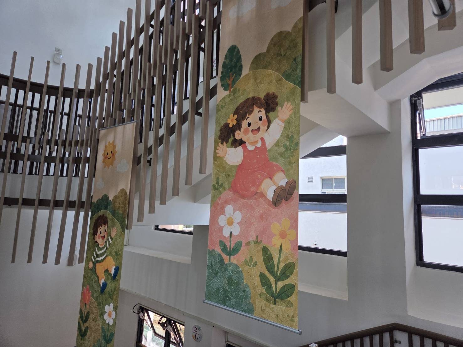 天井旗幟近景，插畫女孩角色細節