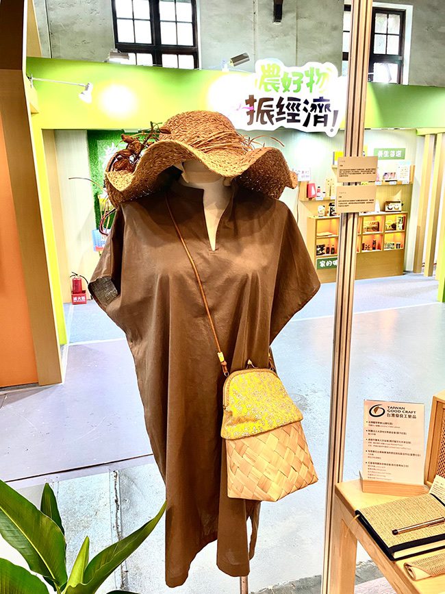 月桃編織帽與包款時尚穿搭展示