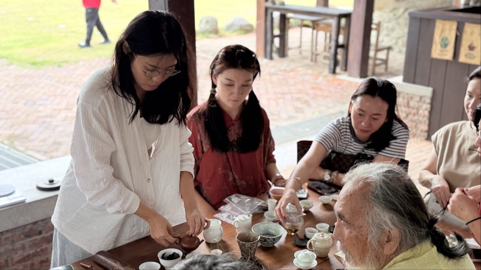 團隊與長者圍桌品茶，交流茶具與品牌培力工作坊成果