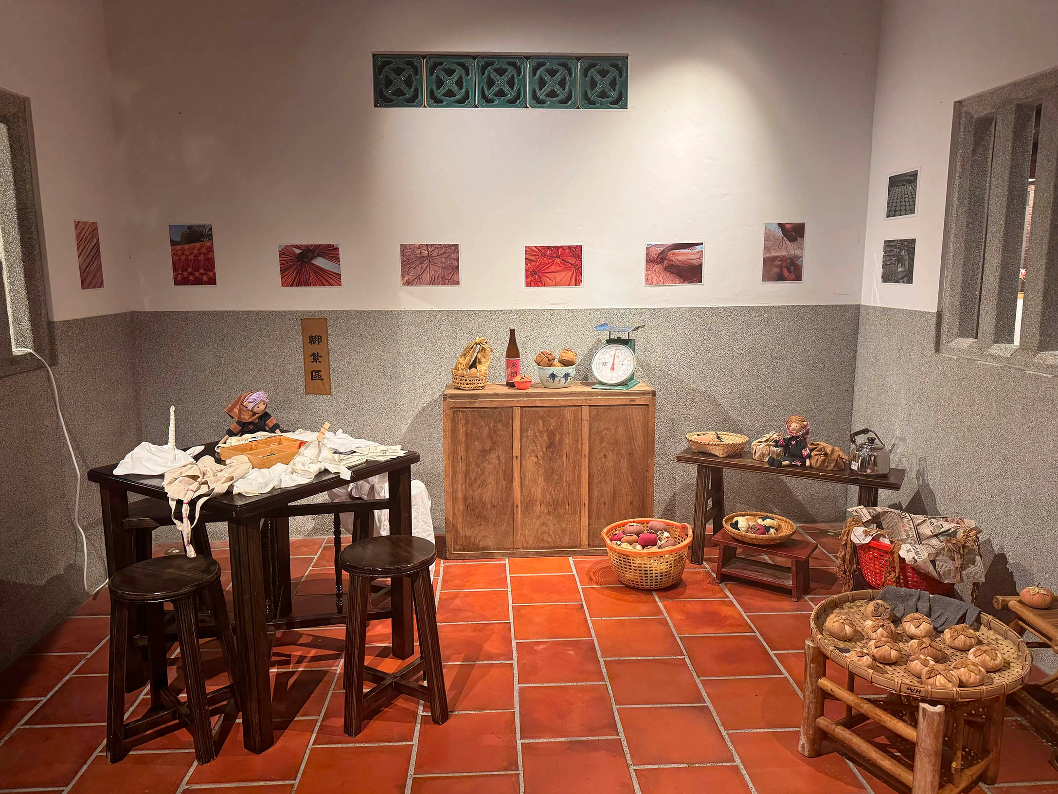 KIRKIR品牌在百貨公司展出的植物染仿真作品，展示了工藝的獨特性與文化價值。